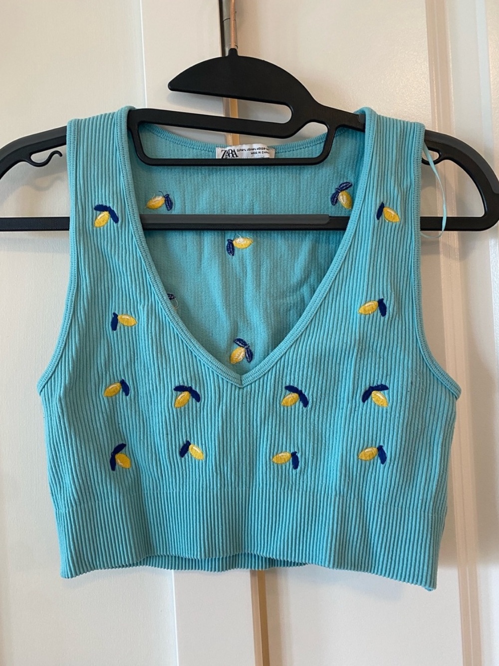 🌞3️⃣ Crop Top Tank Bundle (M) Pink Knit, Aqua Embroidered Lemons, +Black Aritzia - Picture 7 of 14